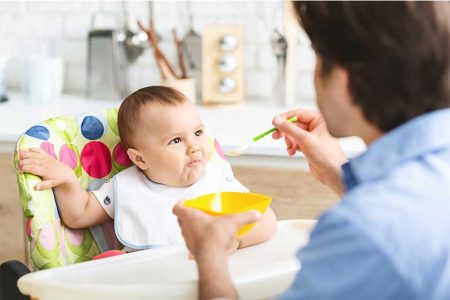 bambino nel seggiolone