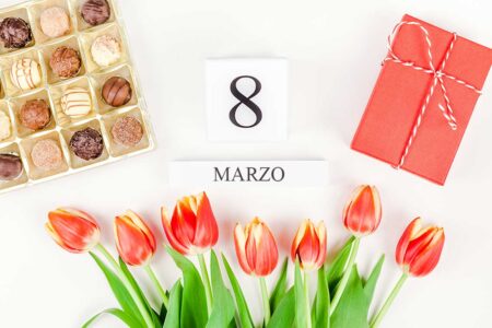 8 marzo festa della donna con fiori e regali