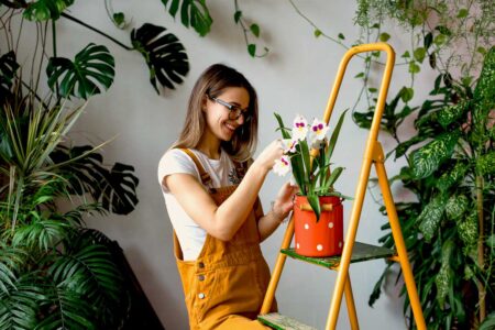 stile di vita ecosostenibile donna con piante