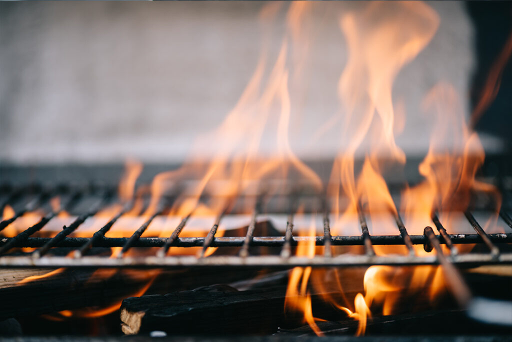 barbecue da giardino fiamme