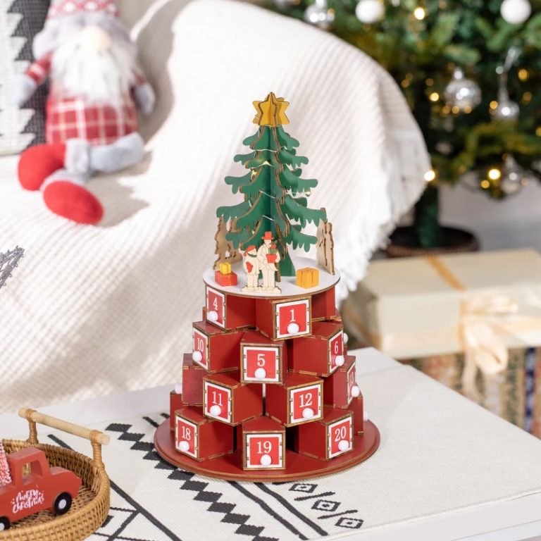 Calendario dell'avvento in legno a forma di albero di Natale