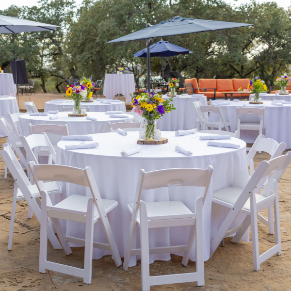 allestimento location con tavoli e sedie