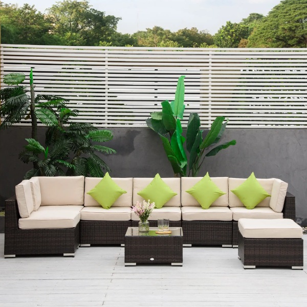 salotto da esterno in rattan con cuscini